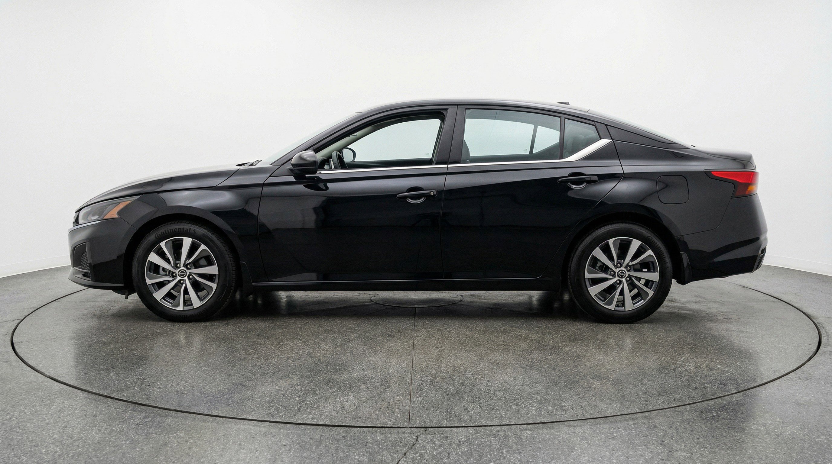 Used 2025 Nissan Altima 2.5 SV FWD image 5