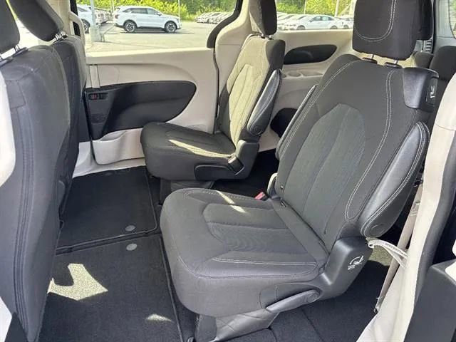 Used 2023 Chrysler Voyager LX FWD image 13