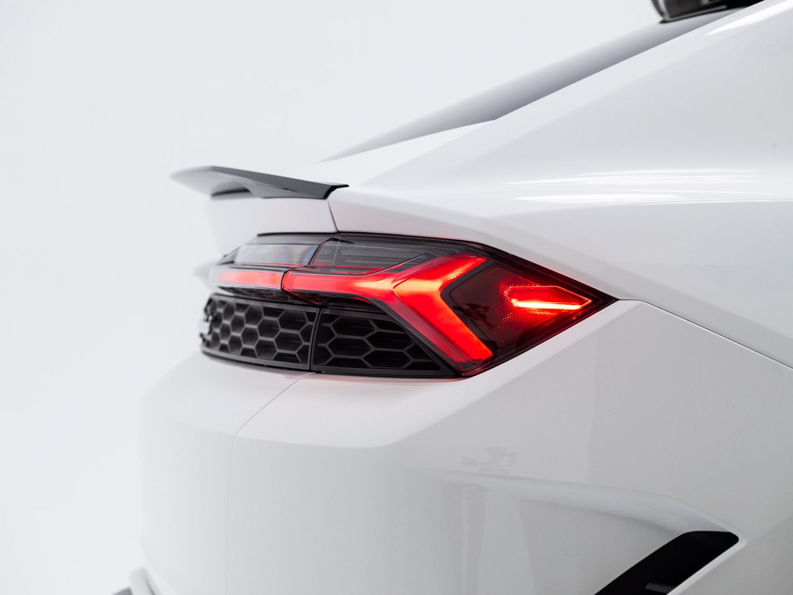 Used 2025 Lamborghini Urus SE AWD/4WD image 35