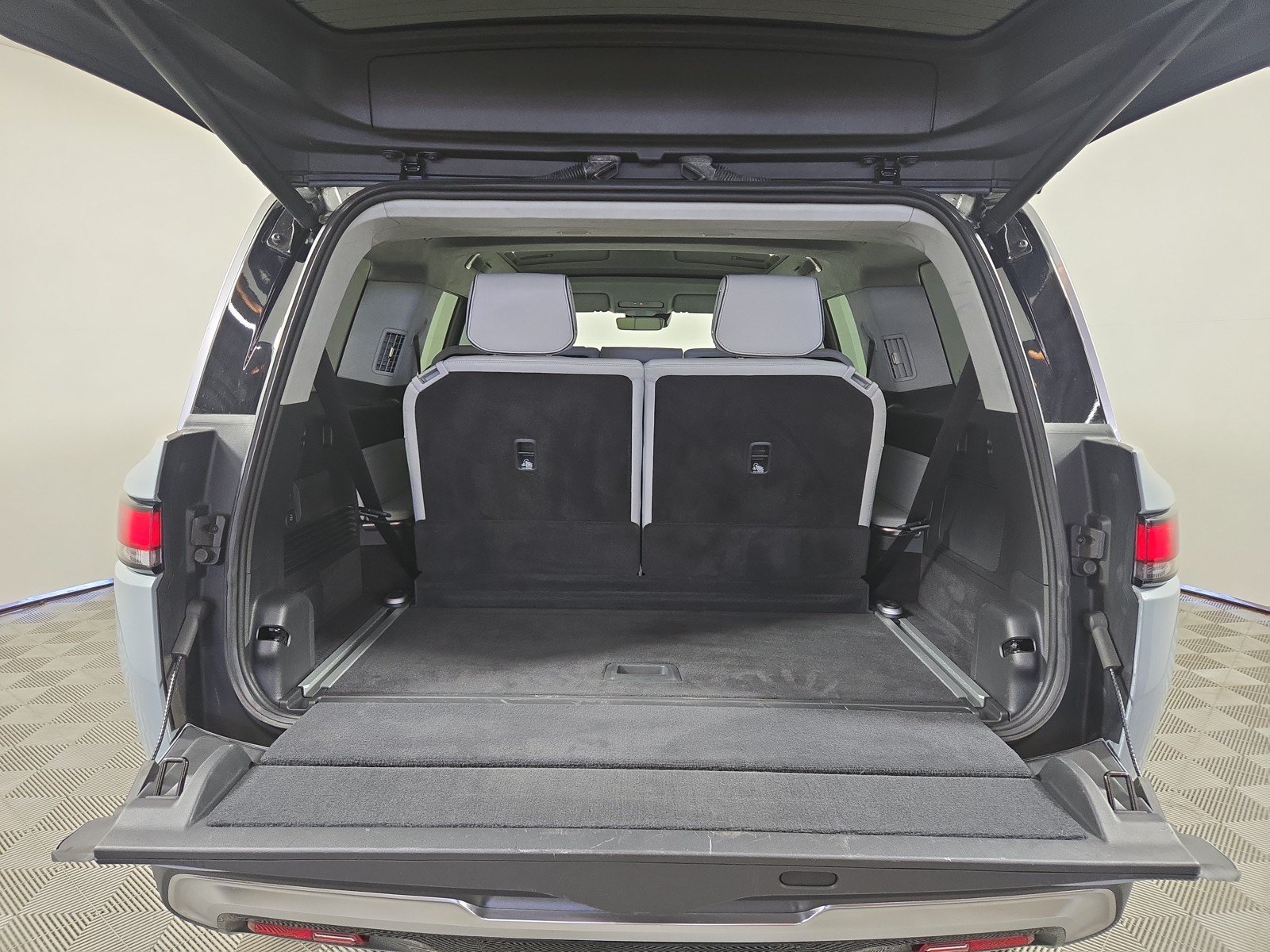 Used 2024 Rivian R1S Adventure AWD/4WD image 15