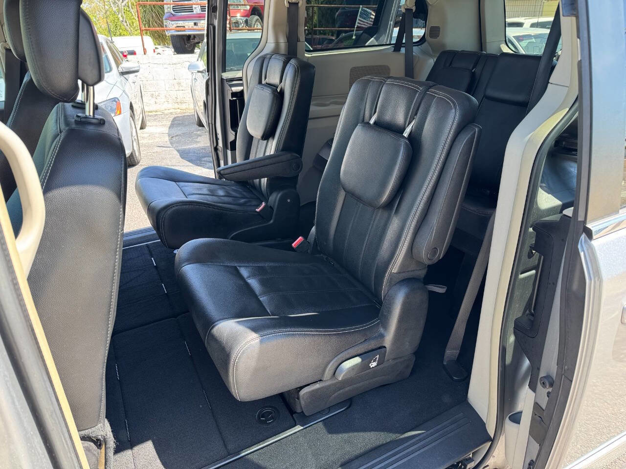 Used 2016 Chrysler Town & Country Touring image 15