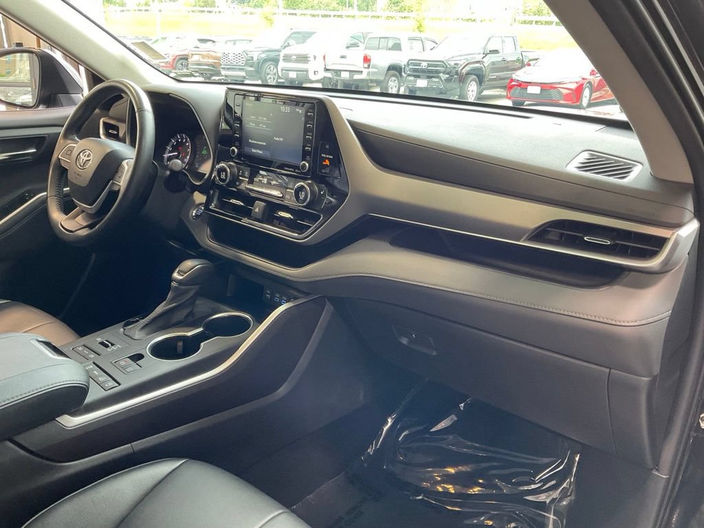 Used 2022 Toyota Highlander XLE AWD/4WD image 18
