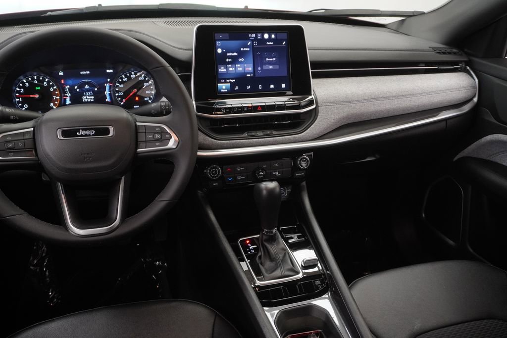 Used 2025 Jeep Compass Latitude AWD/4WD image 25