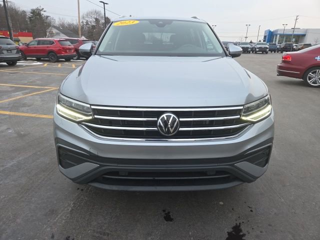 Used 2023 Volkswagen Tiguan SE w/ Panoramic Sunroof Package image 2