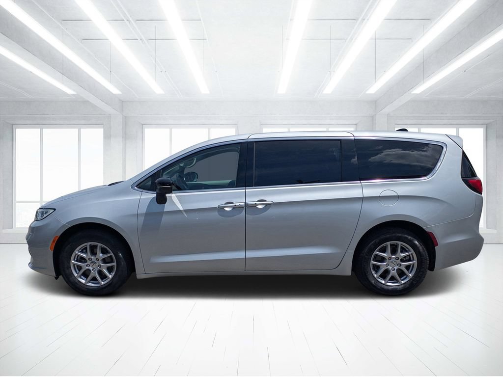 Used 2024 Chrysler Pacifica Touring-L FWD image 6