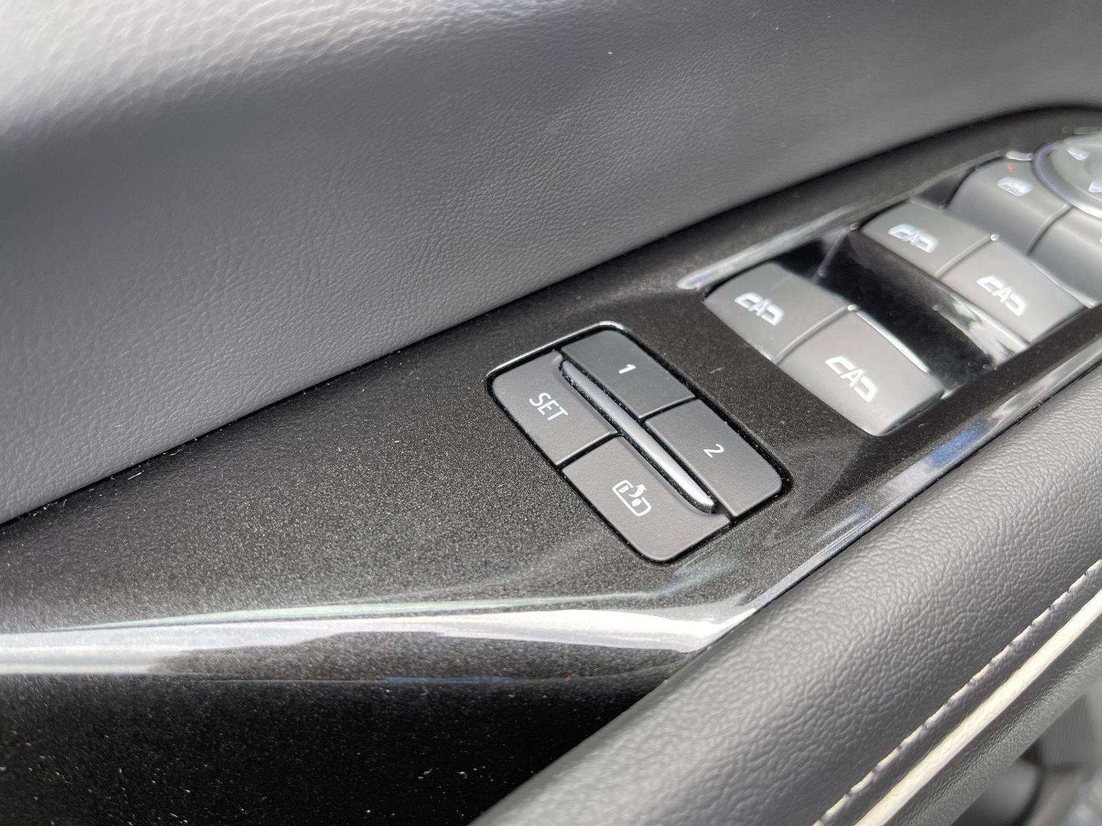 Used 2024 Cadillac Escalade Premium Luxury w/ Performance Package AWD/4WD image 17