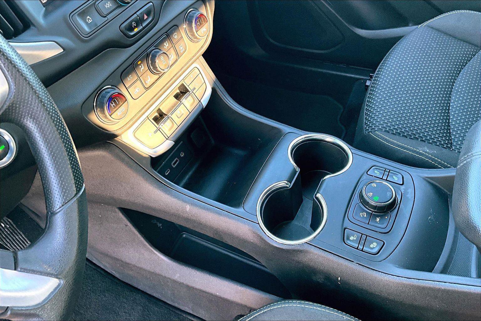 Used 2023 GMC Terrain SLE w/ Driver Convenience Package image 16