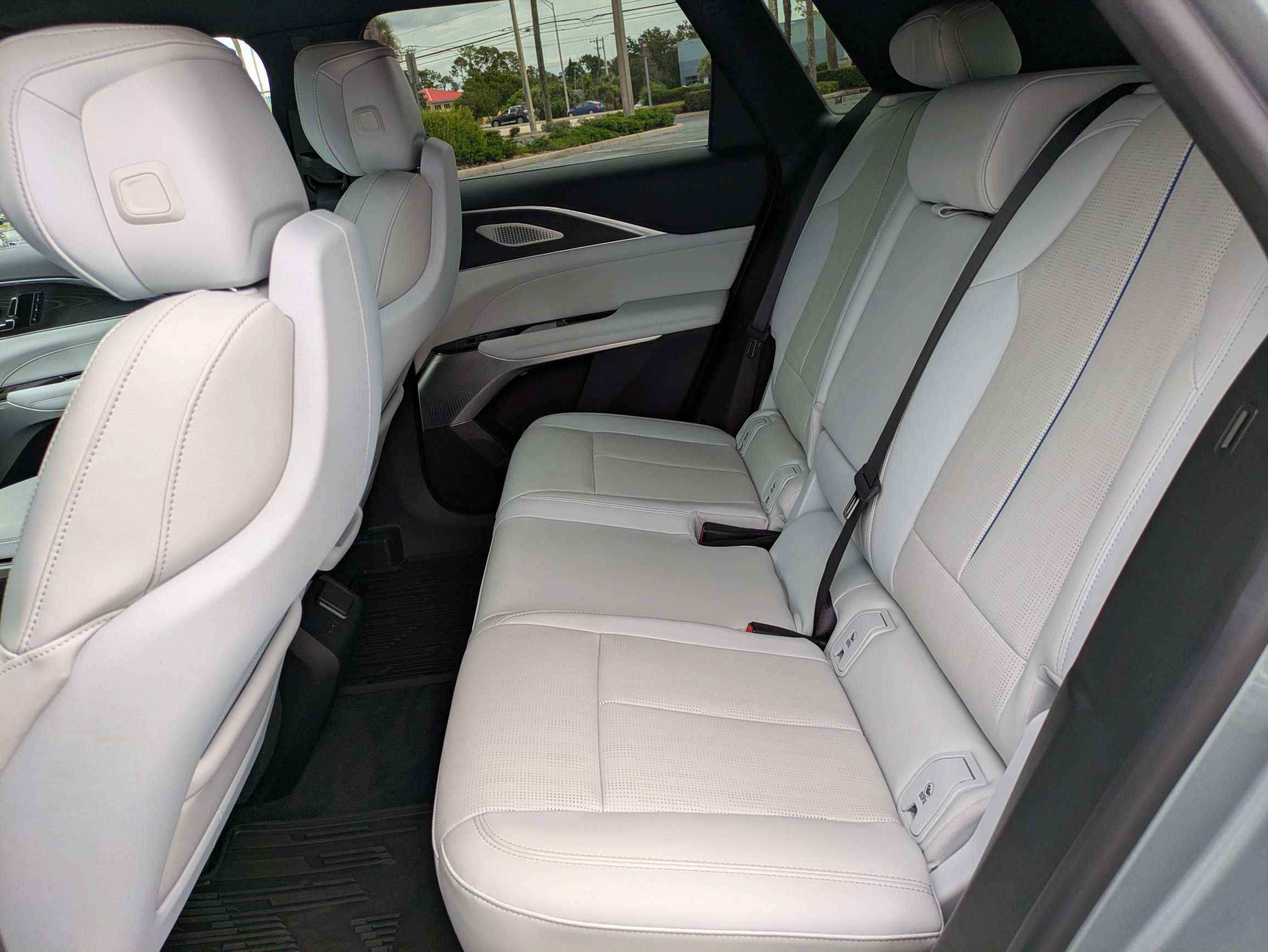 Certified 2024 Cadillac Lyriq Luxury RWD image 11