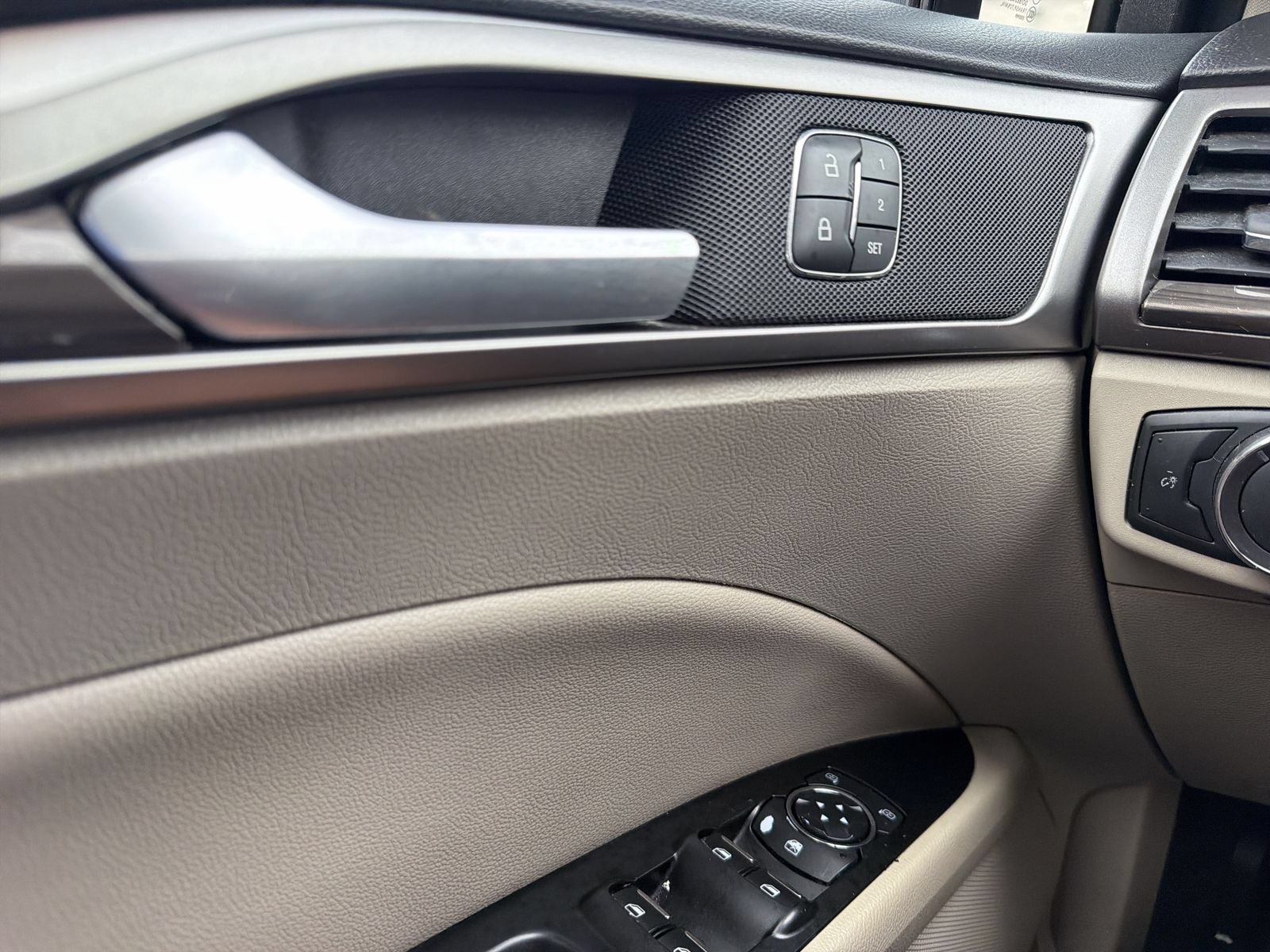 Used 2019 Ford Fusion SEL FWD image 25