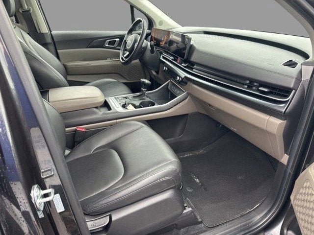 Used 2025 Kia Carnival FWD image 11