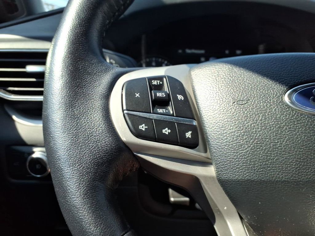 Used 2023 Ford Explorer XLT w/ Equipment Group 202A AWD/4WD image 18