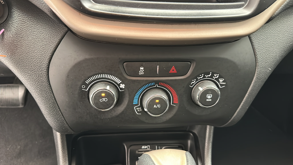 Used 2017 Jeep Cherokee Sport FWD image 17