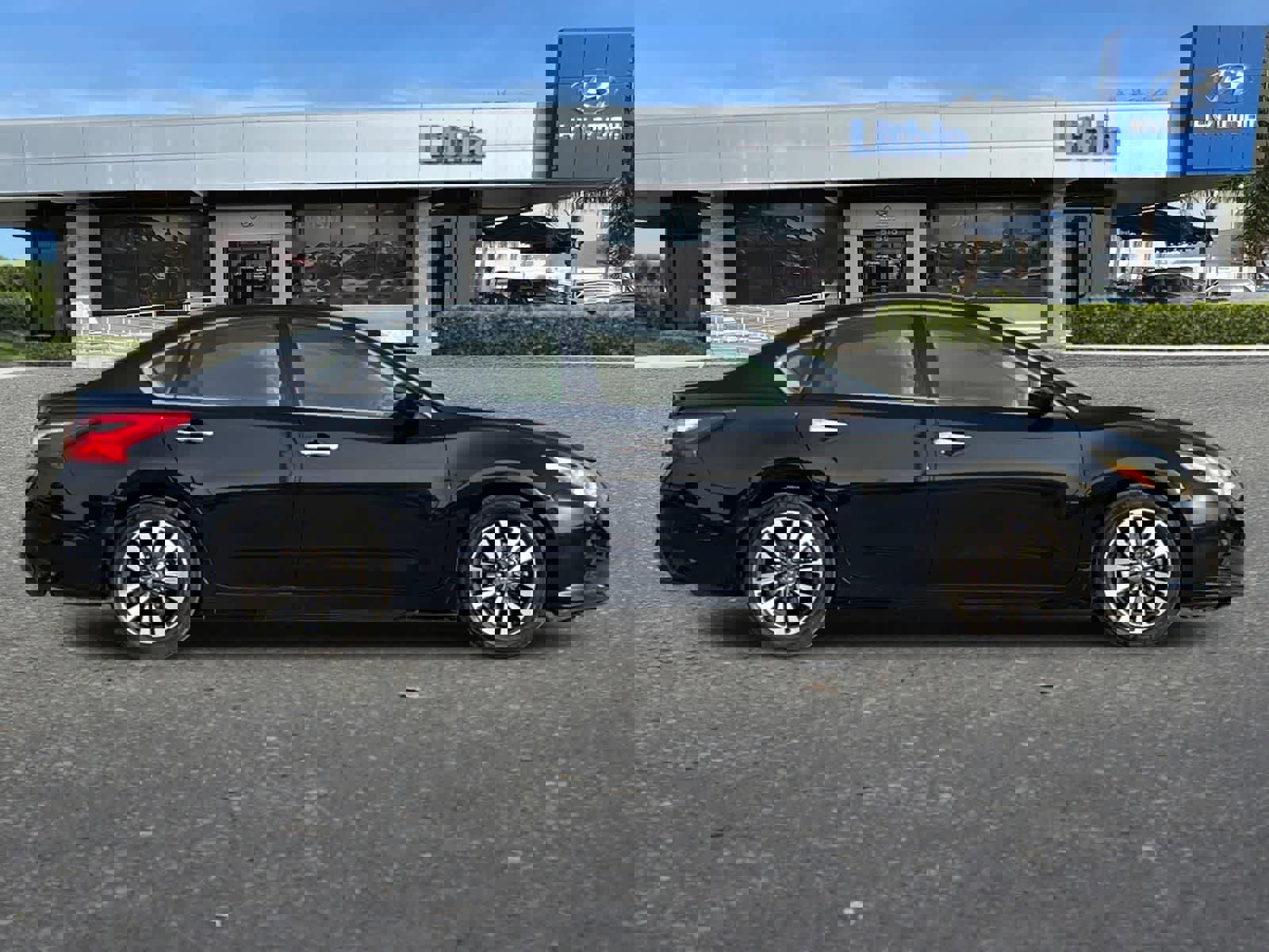 Used 2017 Nissan Altima 2.5 SV w/ Interior Lighting Package image 9