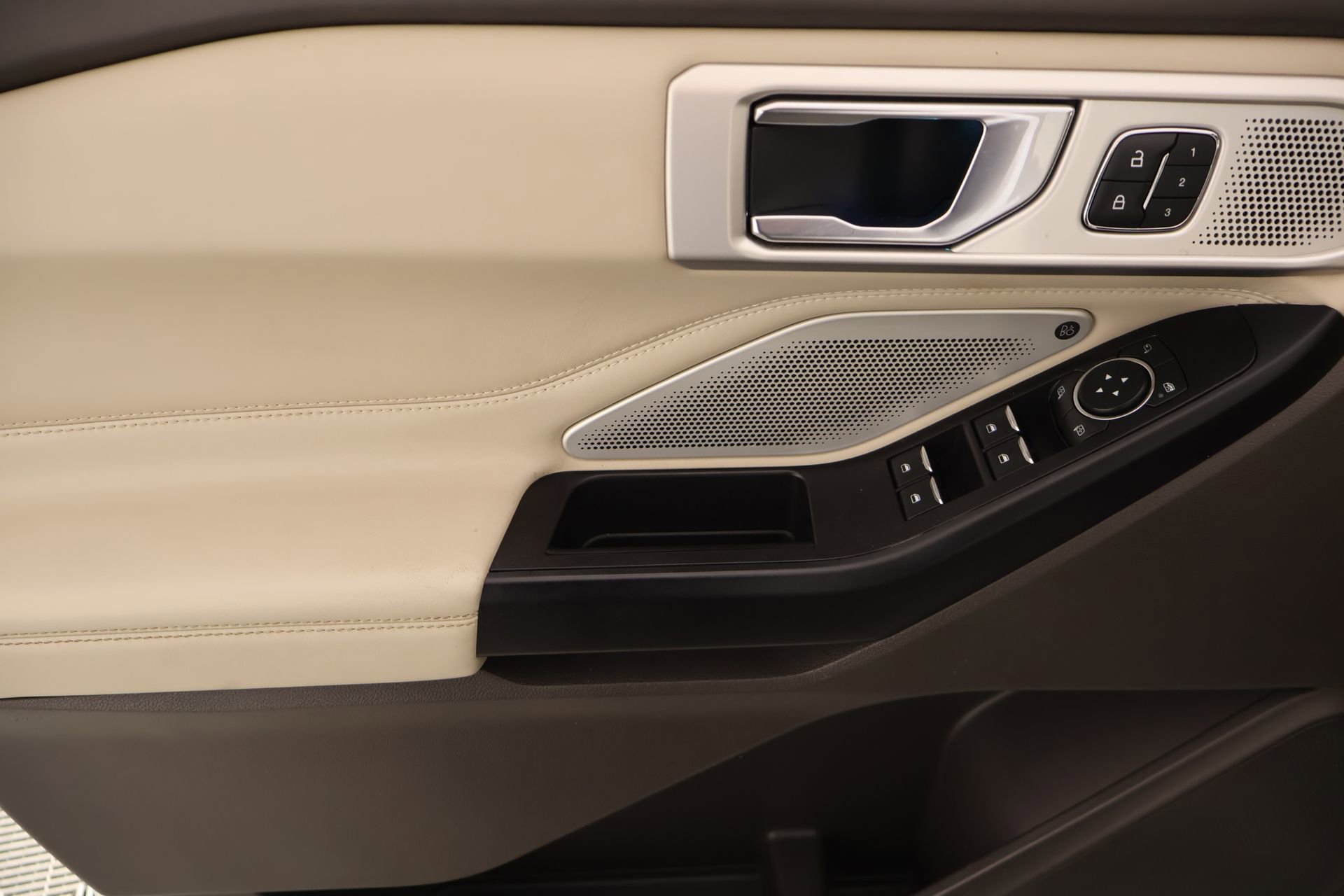Used 2020 Ford Explorer Platinum w/ Premium Technology Package image 18