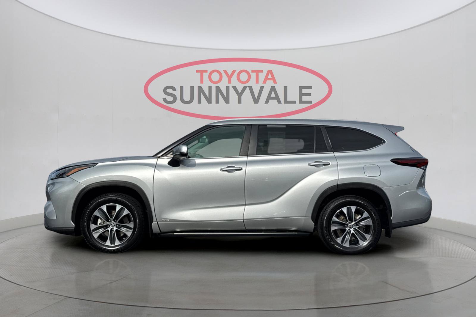 Used 2024 Toyota Highlander XLE AWD/4WD image 6