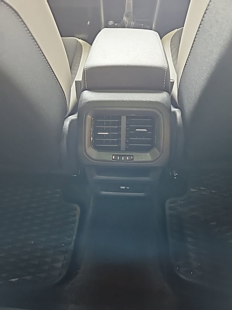 Used 2025 Volkswagen Taos SE AWD/4WD image 16