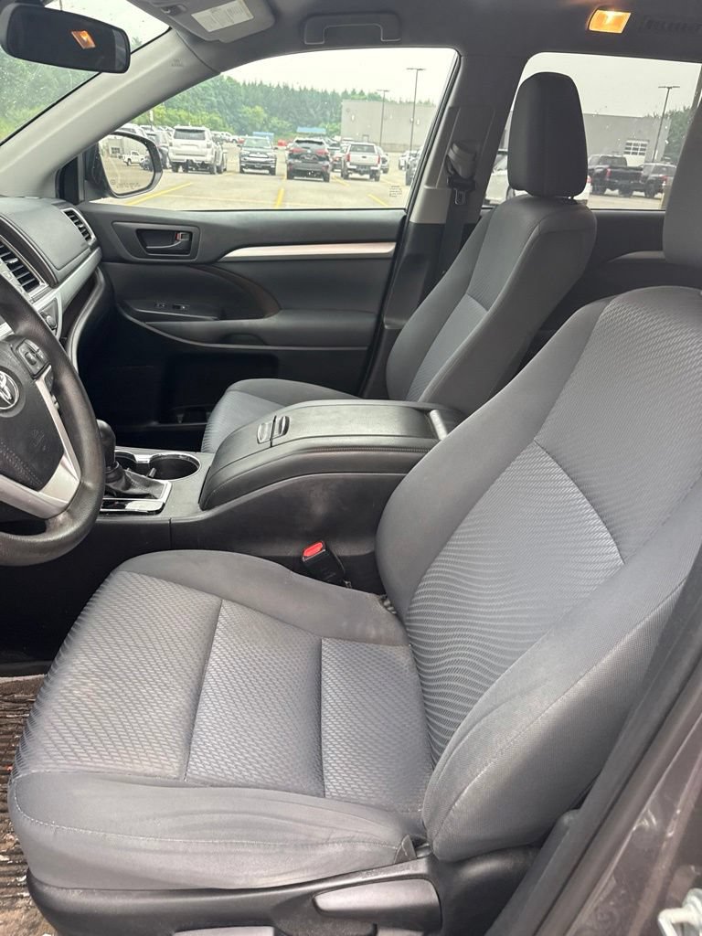 Used 2019 Toyota Highlander LE AWD/4WD image 13