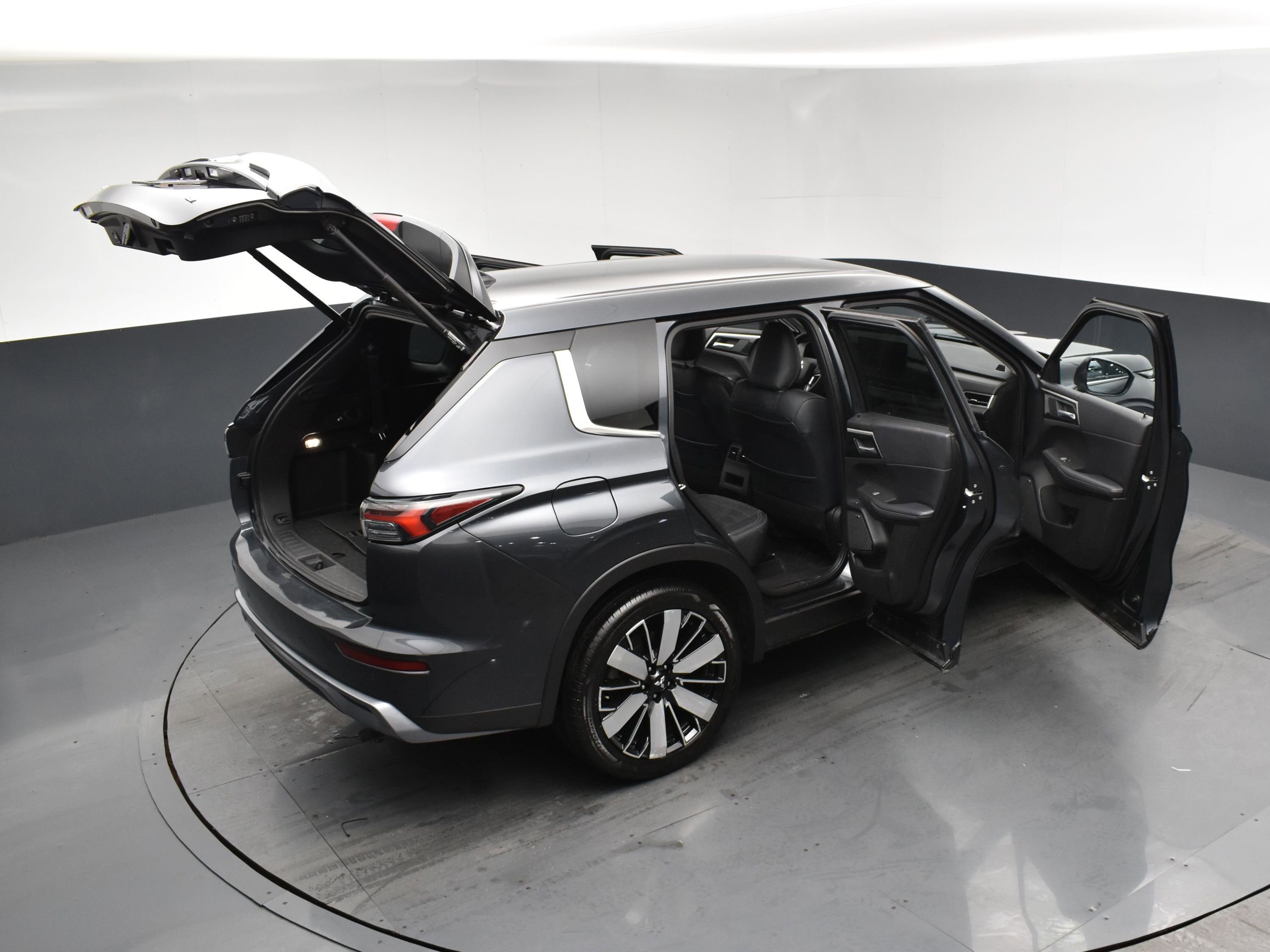 Used 2025 Mitsubishi Outlander AWD image 25