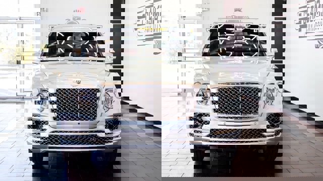 Used 2018 Bentley Bentayga image 2