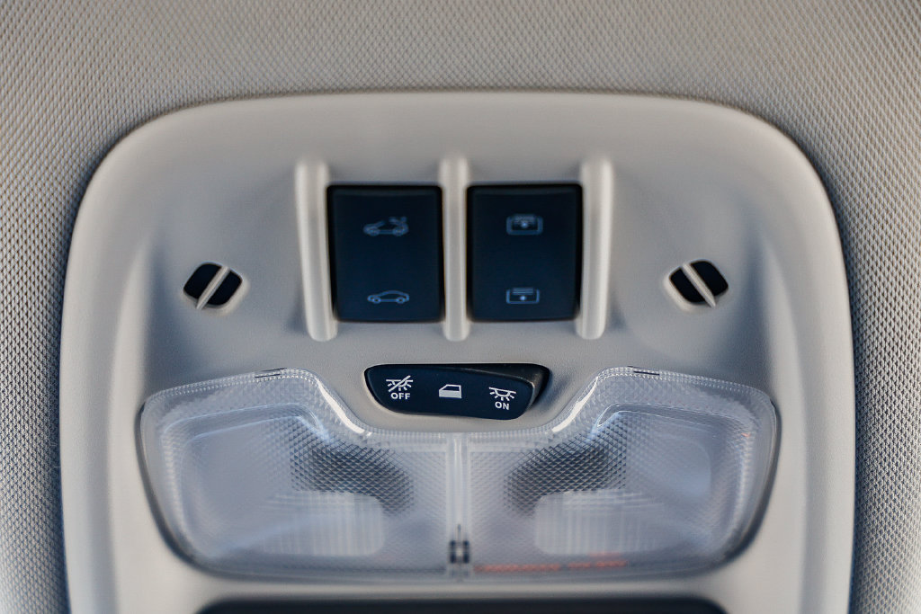 Used 2022 Chevrolet Bolt EUV Premier w/ Sun & Sound Package FWD image 28