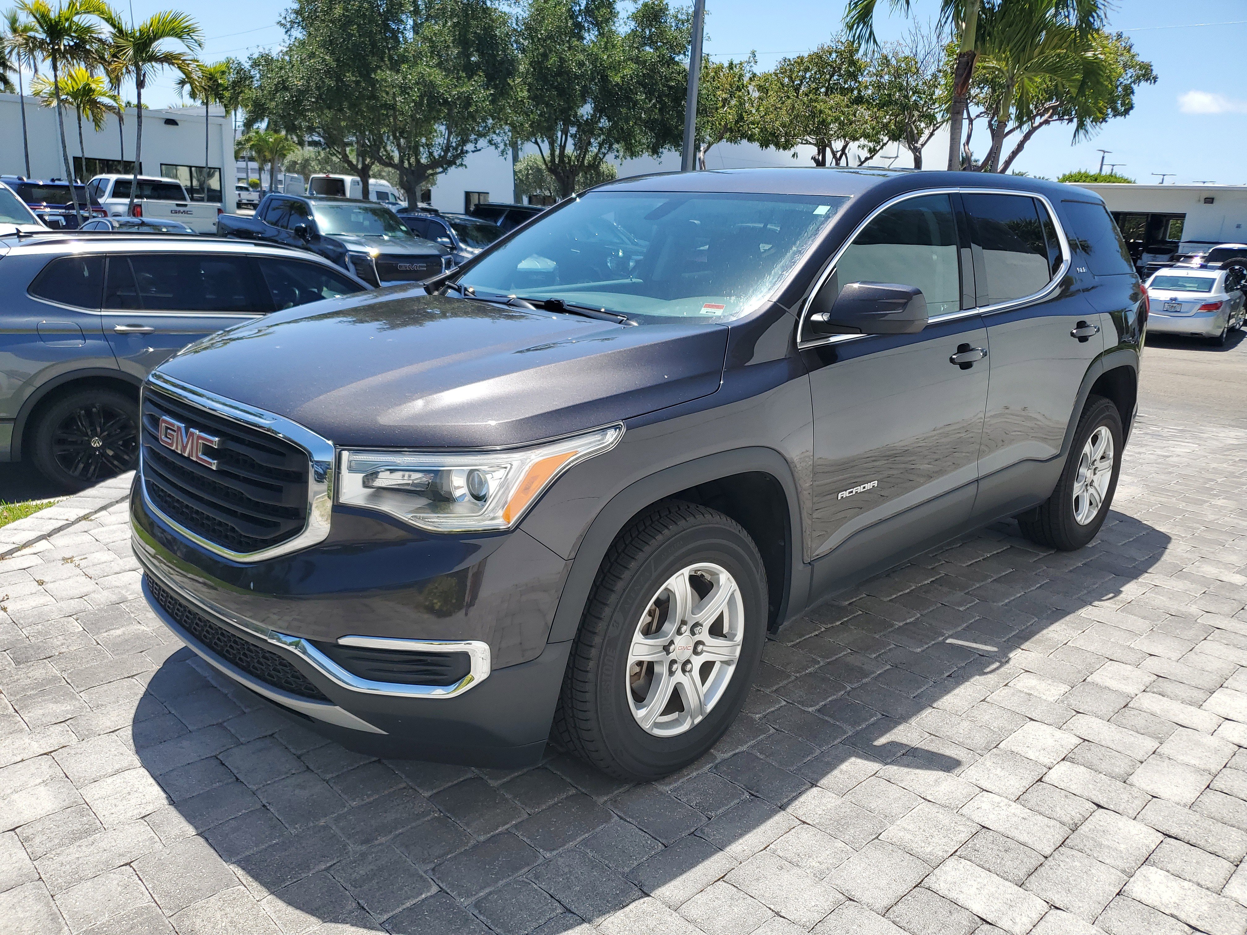 Used 2018 GMC Acadia SLE w/ LPO, Cargo Package FWD image 3