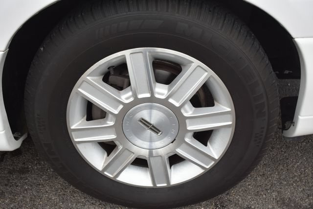 Used 2008 Lincoln Town Car Executive RWD image 45