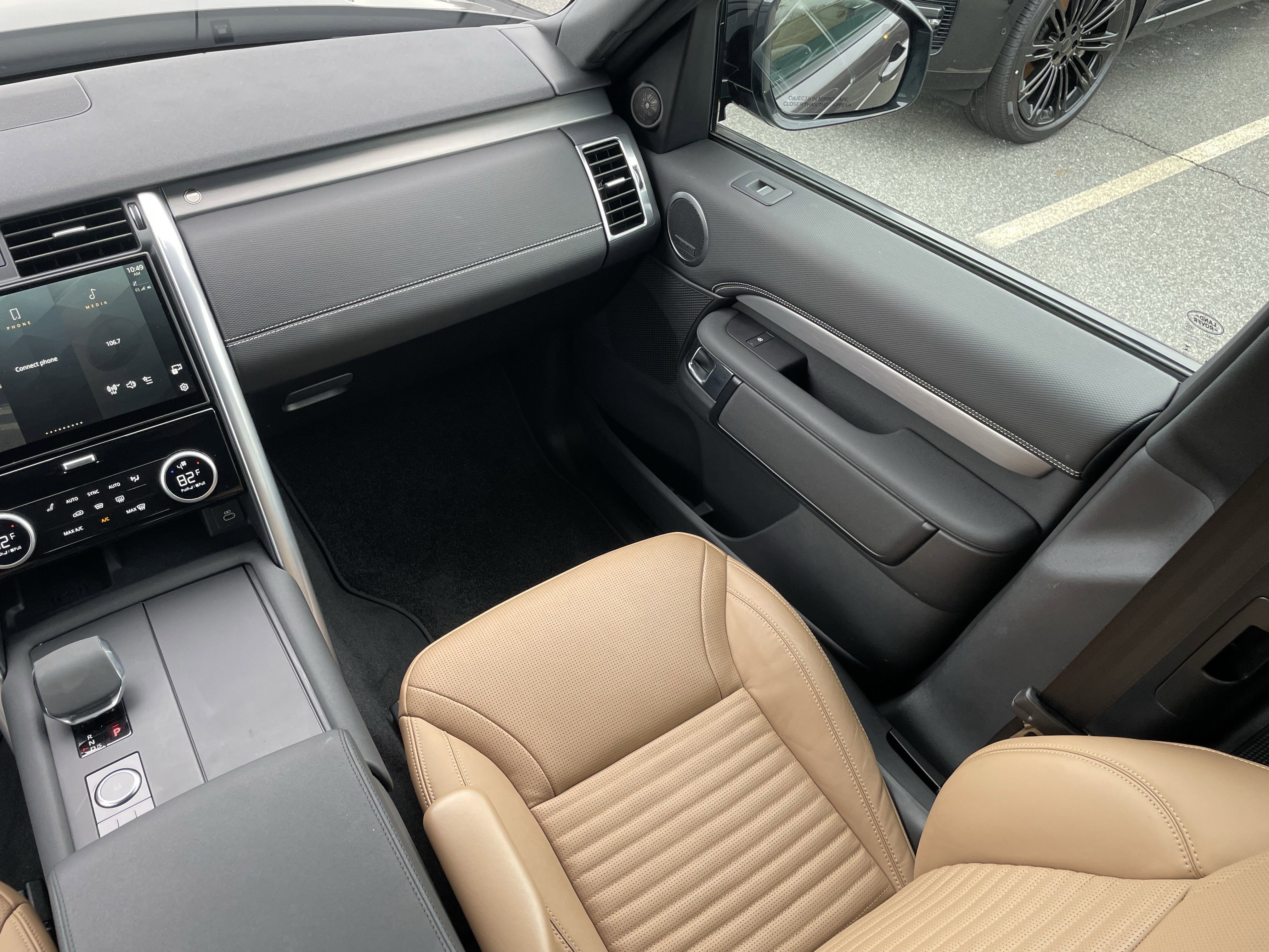 Certified 2024 Land Rover Discovery Dynamic SE image 18