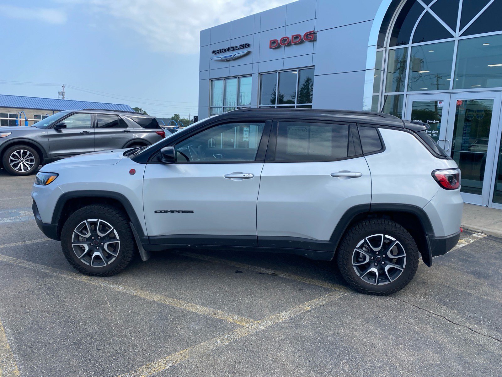 Used 2026 Jeep Compass Trailhawk w/ Sun, Sound & Navigation Group AWD/4WD image 2