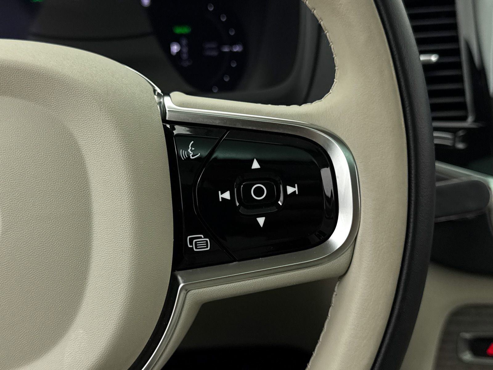 Used 2024 Volvo XC90 T8 Plus w/ Protection Package Premier image 38