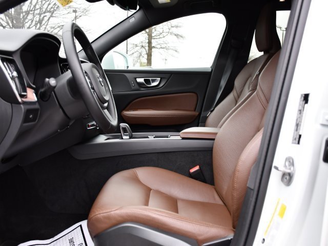 Used 2025 Volvo V60 B5 Cross Country Plus image 12