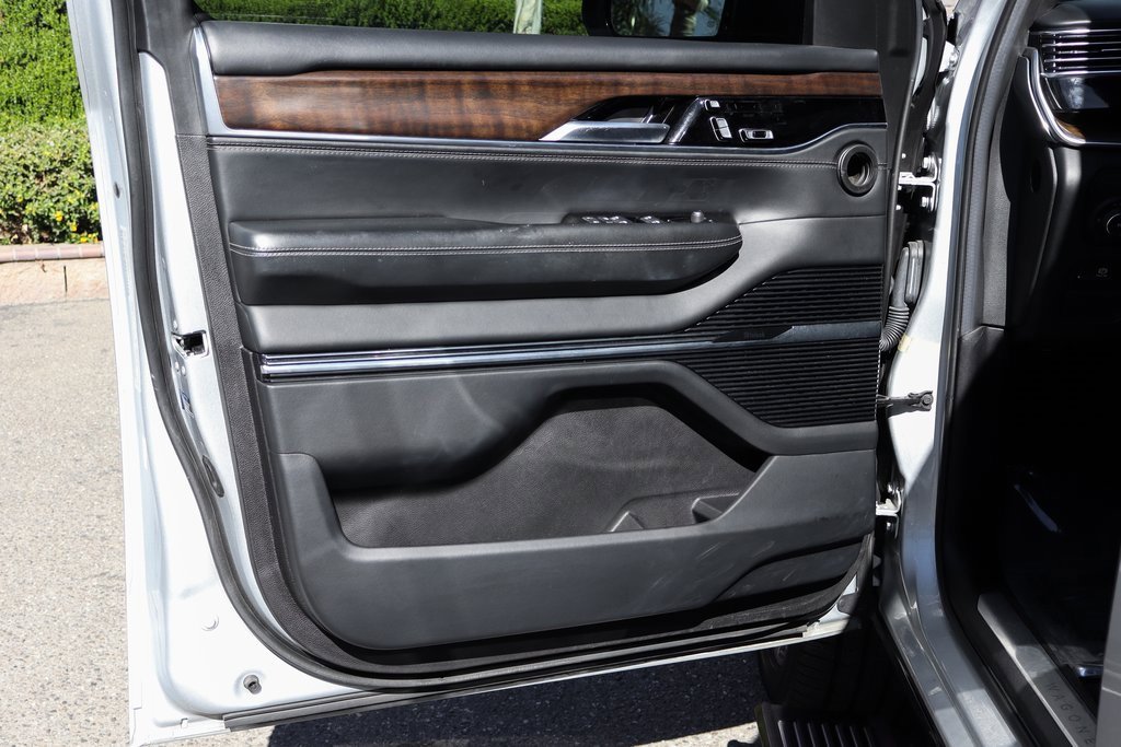 Used 2022 Jeep Grand Wagoneer Series II w/ Convenience Group III image 15