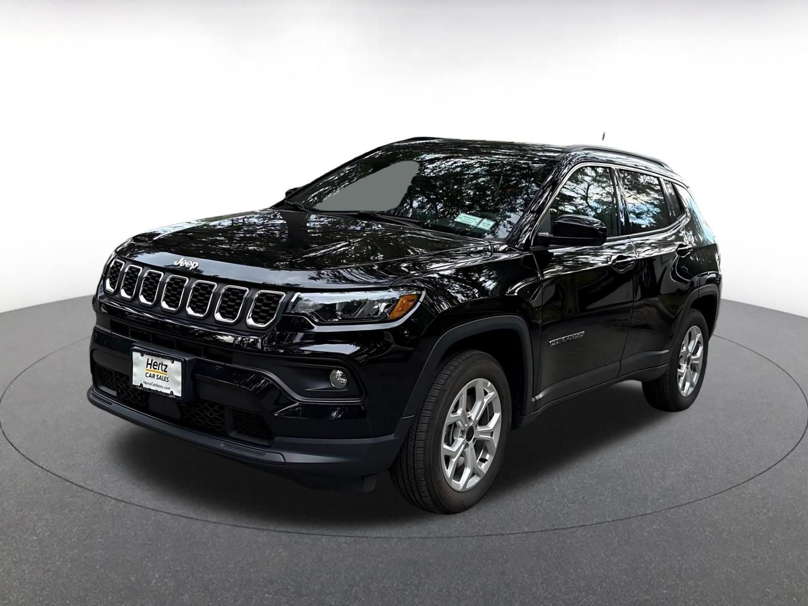 Used 2025 Jeep Compass Latitude AWD/4WD image 3