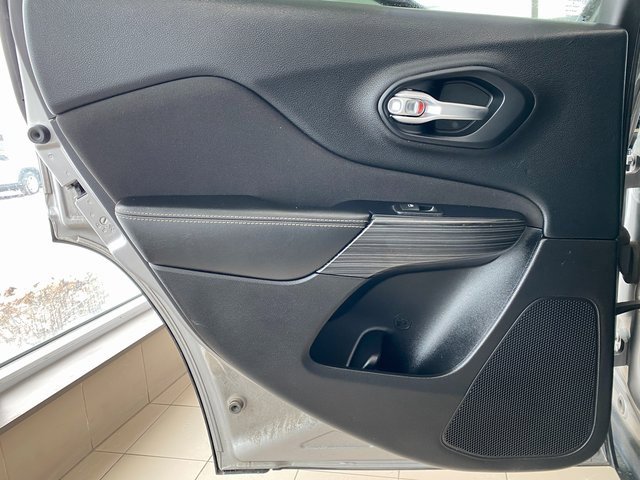 Used 2016 Jeep Cherokee Latitude w/ Cold Weather Group image 9