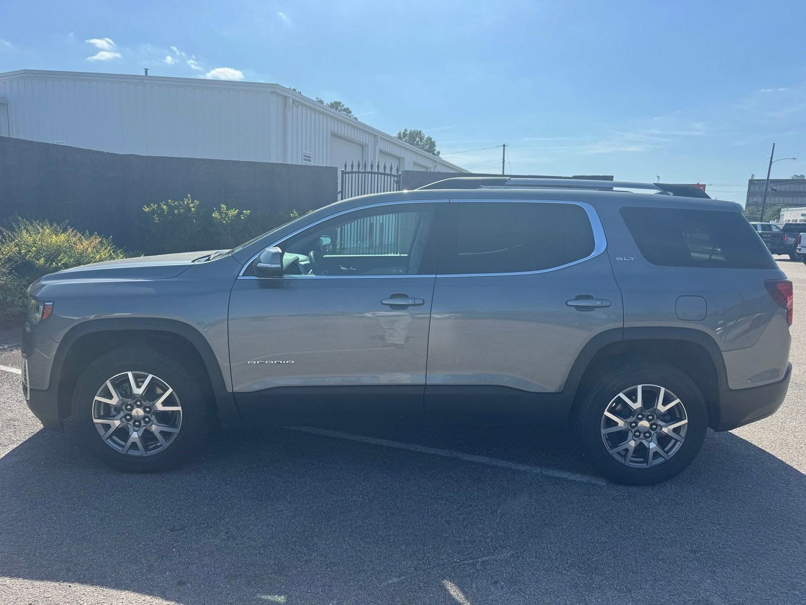 Certified 2022 GMC Acadia SLT w/ Technology Package image 2