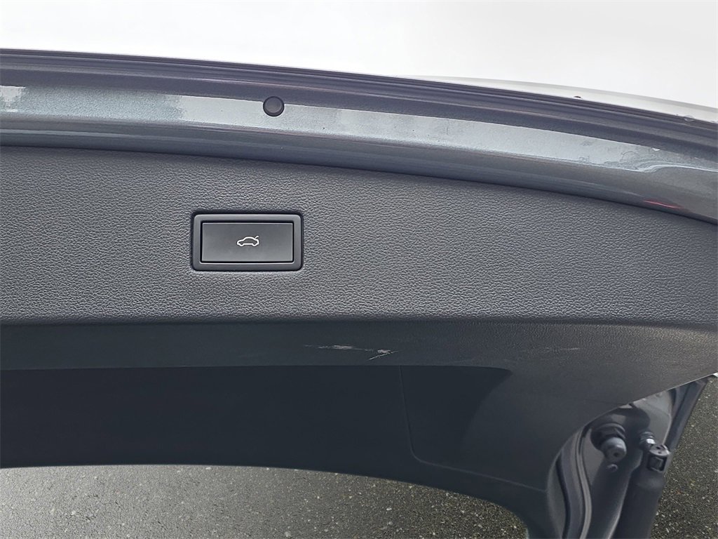 Used 2022 Volkswagen Tiguan SE R-Line image 16