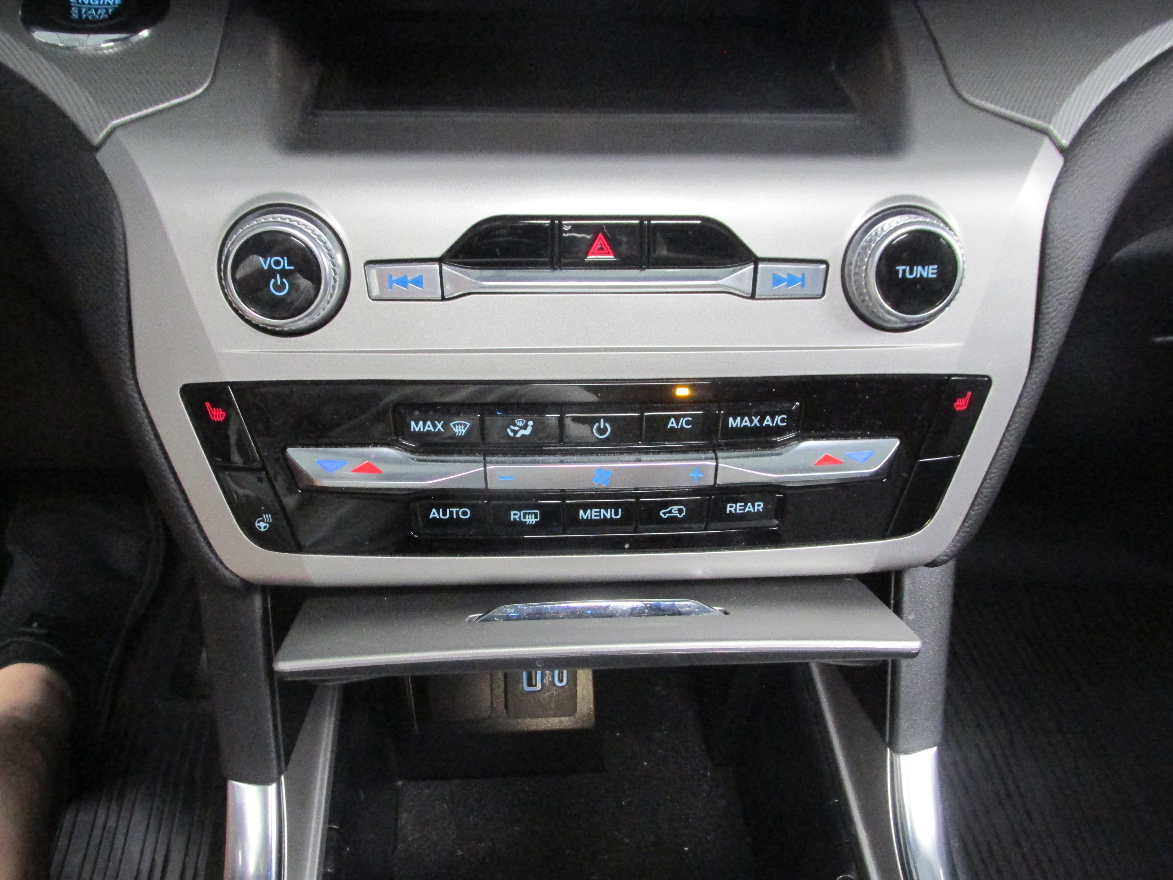 Used 2022 Ford Explorer XLT w/ Equipment Group 202A image 41