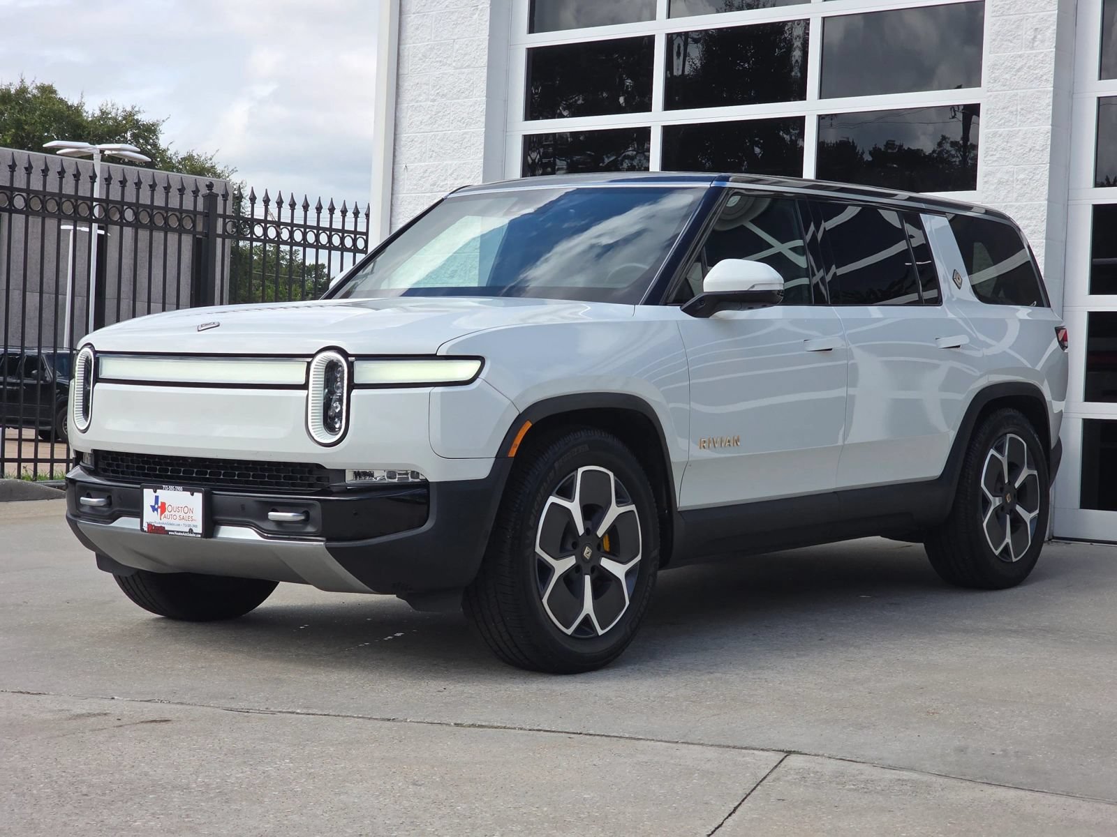 Used 2023 Rivian R1S Adventure Quad AWD/4WD image 9