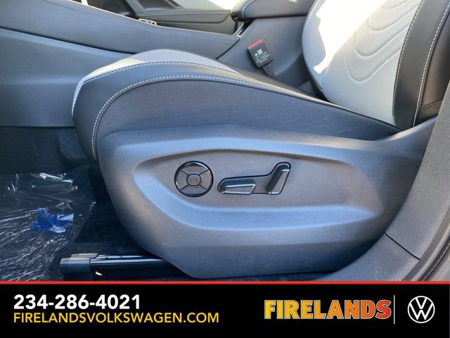 New 2025 Volkswagen Tiguan SE image 27