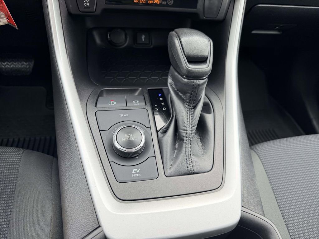 Certified 2022 Toyota RAV4 LE AWD/4WD image 6