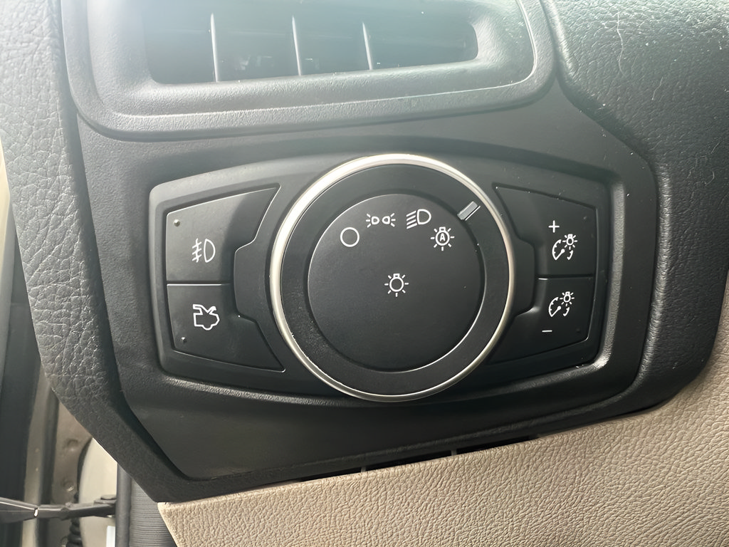 Used 2016 Ford Focus SE FWD image 19