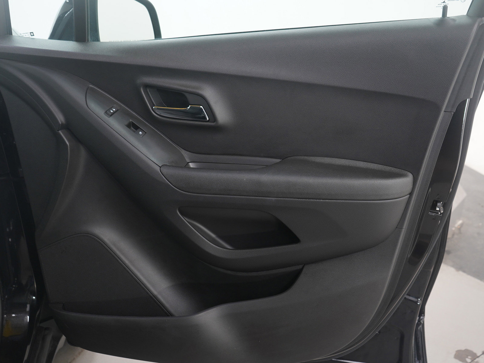 Used 2020 Chevrolet Trax LT w/ LT Convenience Package image 11