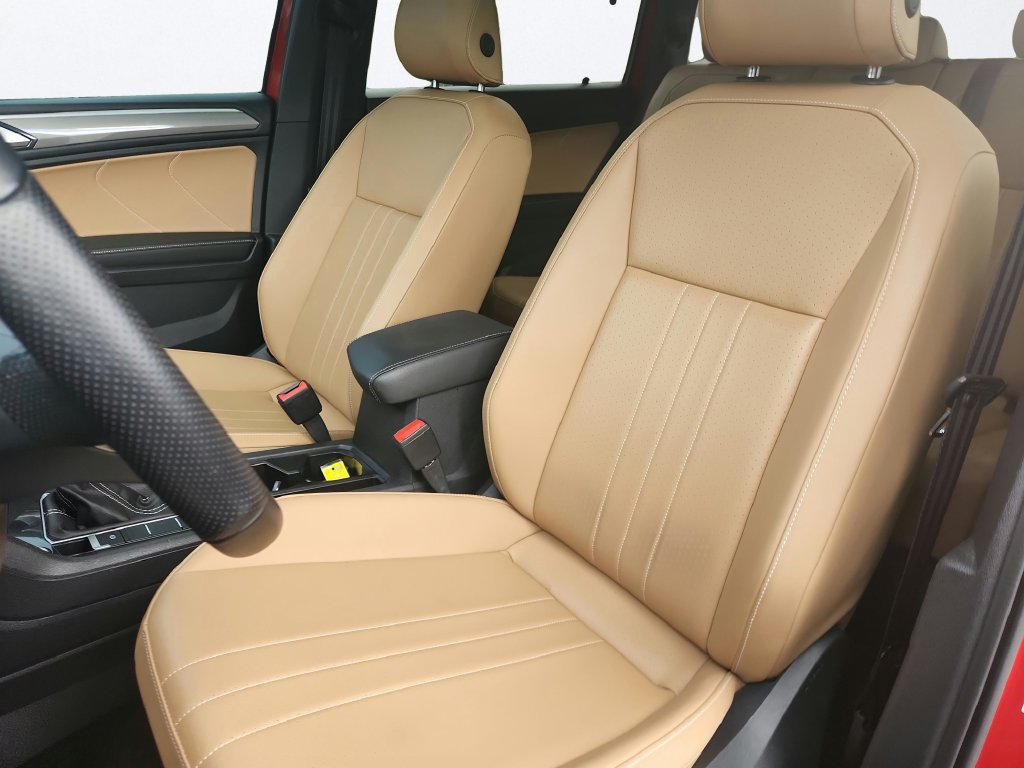 Certified 2024 Volkswagen Tiguan SE R-Line AWD/4WD image 11