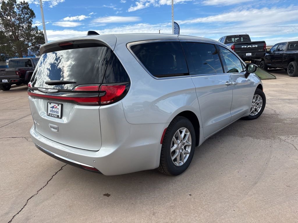 Used 2024 Chrysler Pacifica Touring-L image 5