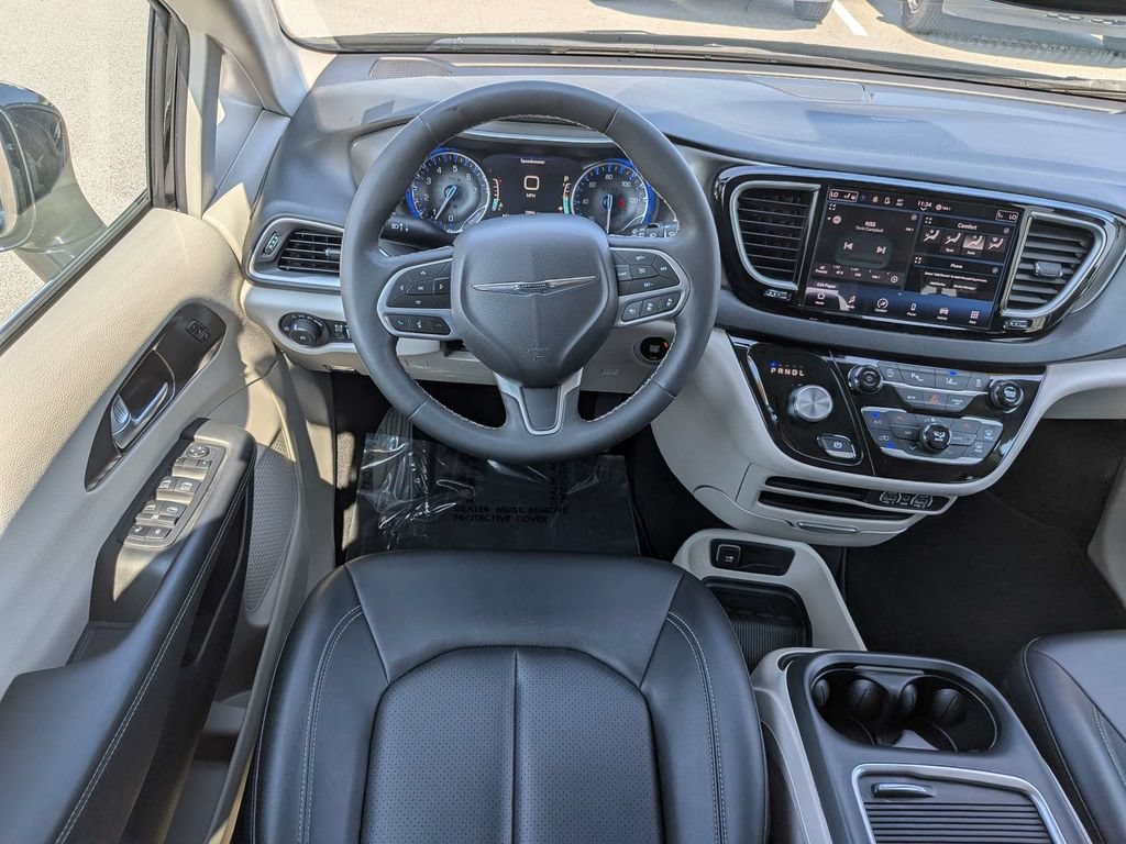 Used 2024 Chrysler Pacifica Touring-L FWD image 16