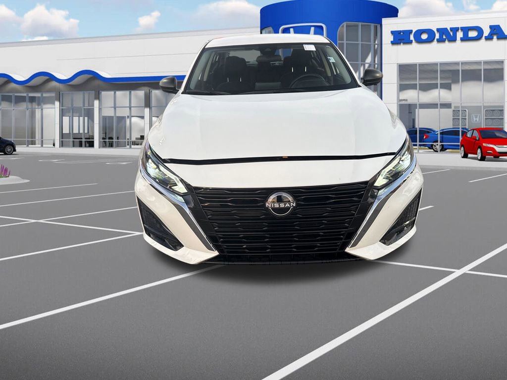 Used 2025 Nissan Altima 2.5 SV FWD image 2