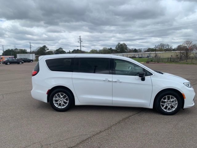 Used 2025 Chrysler Pacifica Select image 8