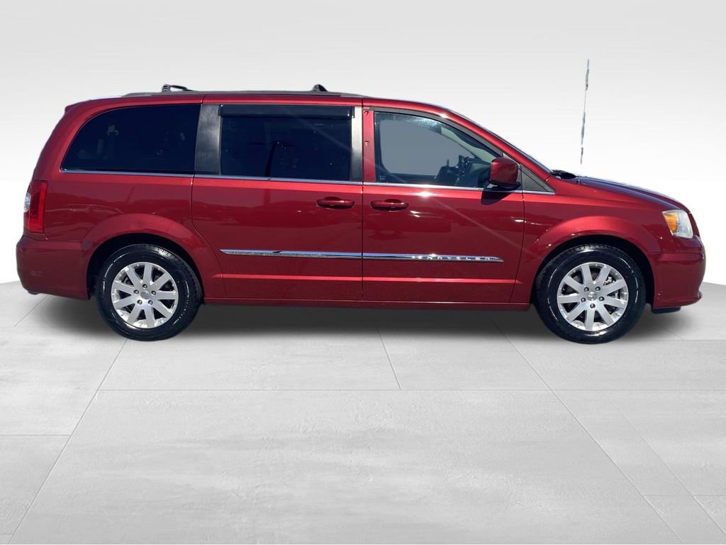 Used 2014 Chrysler Town & Country Touring video 2