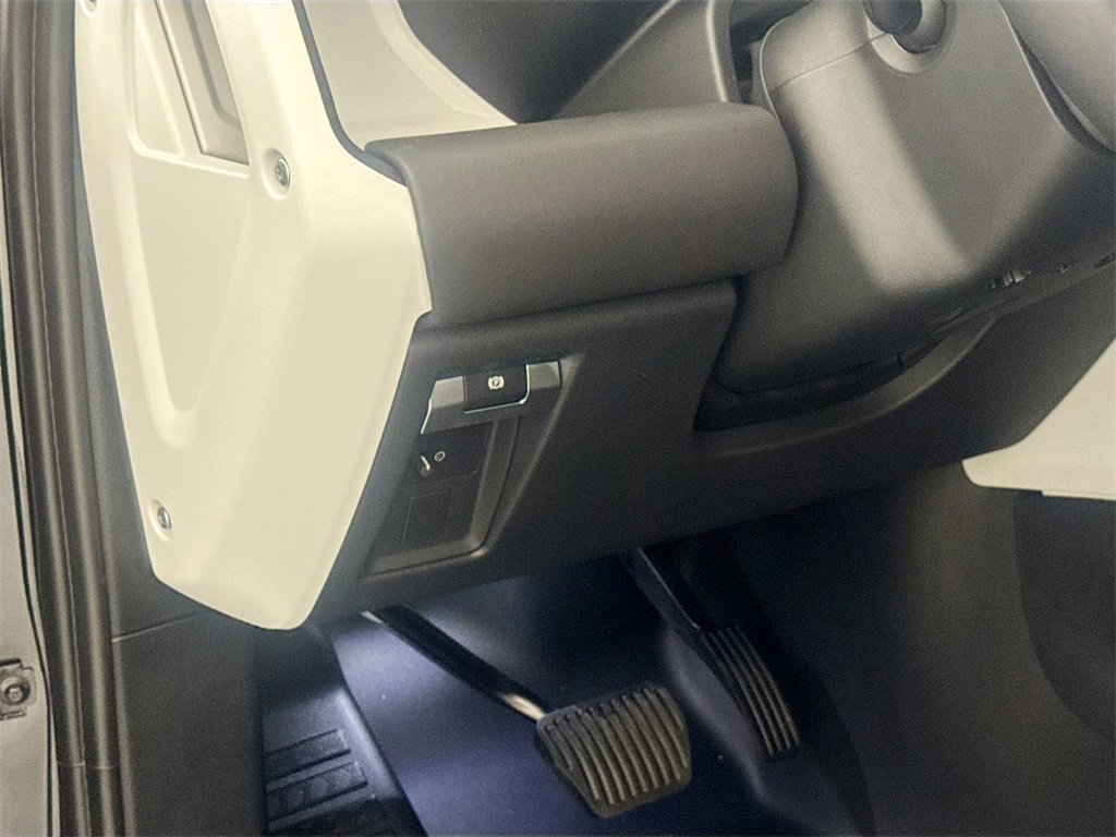 New 2026 Land Rover Defender 110 X-Dynamic SE image 10