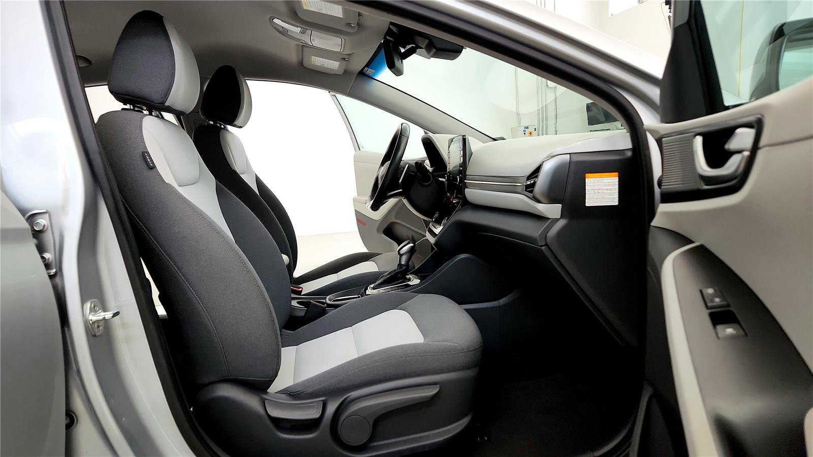 Used 2020 Hyundai Ioniq SEL image 17