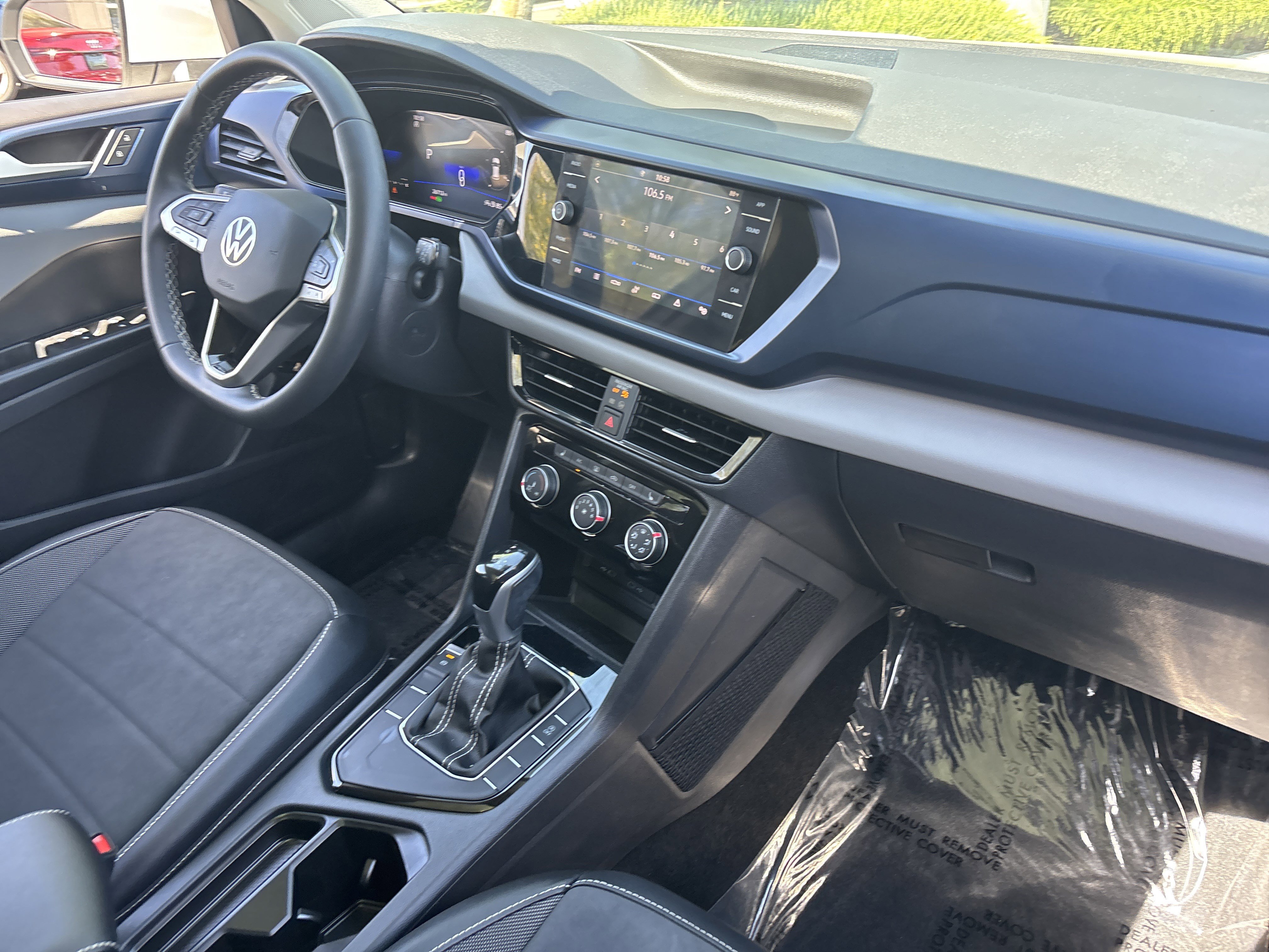Used 2023 Volkswagen Taos SE w/ Panoramic Sunroof Package image 10